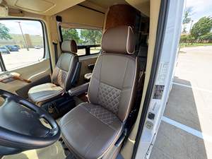 Magnifique Mercedes-Benz Sprinter 3500 Weekender 170 de 2015, conversion en camping-car, Turbodiesel V6, transmission automatique - Product Image 2