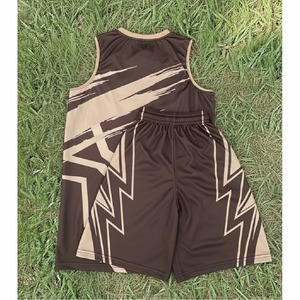 Uniforme de basket-ball personnalisé d'été, grande taille, respirant, séchage rapide, 100% polyester, sans manches, réversible, maille, imprimé par transfert thermique - Product Image 2