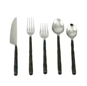 ชุดช้อนส้อมโลหะเคลือบสีดำดีไซน์เนอร์เครื่องใช้บนโต๊ะอาหารสุดหรูทำจากสเตนเลสสตีลพรีเมียมอุปกรณ์รับประทานอาหารที่หรูหราสำหรับห้องครัวและงานอีเวนต์ที่ทันสมัย - Product Image 3