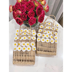 Sac de pique-nique en jonc de mer de style naturel fait à la main du Vietnam fleurs brodées double fermeture ouverte doublure en fibre de bambou deux poignées" - Product Image 3