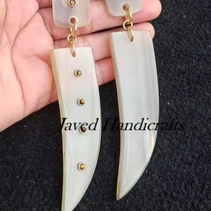 Vente en gros de boucles d'oreilles en corne de boeuf de style animal d'inspiration vintage de la meilleure qualité, design poli en corne à la mode pour l'artisanat naturel - Product Image 1