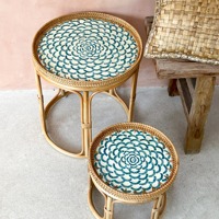 Tables basses rondes en rotin artisanal de premier choix avec incrustation de coquillage perlé pour les accents du salon