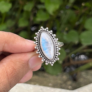 แหวนทำมือสไตล์มินิมอล แหวนเงินแท้ 925 ประดับด้วยมูนสโตนสีรุ้งธรรมชาติ สวยงาม แหวนโบฮีเมียนเรียบหรูสำหรับงานแต่งงาน - Product Image 3