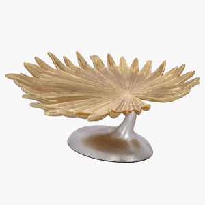 Plateau rectangulaire écologique en métal avec couleur dorée et motif de feuille sur le bord avec des dimensions de 23 x 9,5 x 1 cm - Product Image 4