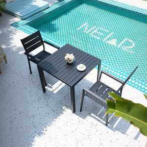 Fauteuil d'extérieur moderne noir avec structure en aluminium et lattes en bois composite, mobilier de patio - Product Image 1