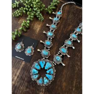 Conjunto de Collar Squash Blossom de Turquesa Kingman Navajo y Plata de Ley, Joyería Cultural Coleccionable Hecha a Mano por Artesanos - Product Image 3