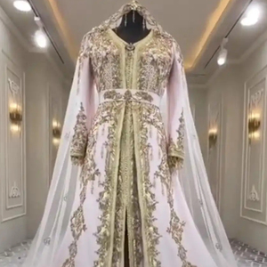 BORDADO ZARI DE MODA Y HERMOSO EN UN VESTIDO CAFTÁN CON ESTILO CON Sendero Adornado CON CUENTAS DE VIDRIO, PIEDRA, TRABAJO DABKA @ 2024 - Product Image 1