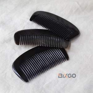 Peigne à cheveux demi-lune en corne de buffle naturelle de luxe fabriqué à la main personnalisable antistatique élégant Vintage mode pour les femmes - Product Image 2