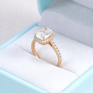Bague de fiançailles de style Halo avec diamant taillé sur coussin - Product Image 2
