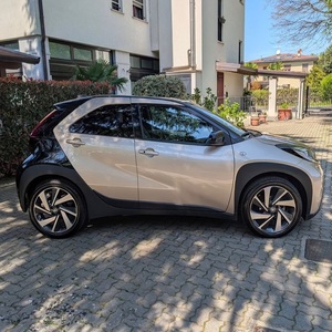 Moderno Ay go Synergy con Volante a la Izquierda, Asientos de Cuero, Neumáticos R16, Control de Crucero Adaptativo, Interior Oscuro - Product Image 2
