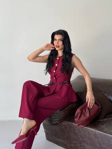 Ensemble tailleur élégant bordeaux pour femme avec haut à volants boutonné et pantalon large – Collection automne - Product Image 3