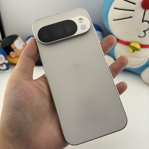 สมาร์ทโฟน 10 Pro Silver 256GB 5G พร้อมหน้าจอ OLED และกล้องหลังแบบสามเลนส์ - Product Image 1