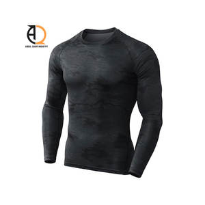 Rashguard confortable pour homme en vente, rashguard à manches longues de couleur unie pour homme, pour le fitness - Product Image 1