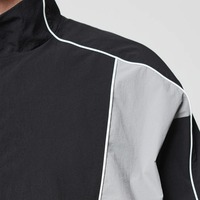 Coupe-vent sportif tendance en nylon uni pour homme avec bandes réfléchissantes sur les épaules, empiècements contrastants, fermeture éclair et séchage rapide