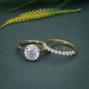 Anillo de Compromiso con Diamante Cultivado en Laboratorio con Certificación IGI, Estilo Lujoso, Redondo, VVS, con Bisel y Banda Apilable, para Regalo de Novia, a Bajo Precio - Product Image 1