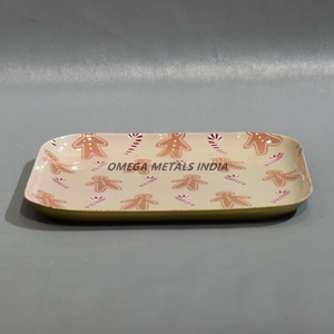 Encantadora bandeja beige con motivo de pan de jengibre juguetón, ideal para servir aperitivos y animar cualquier ocasión - Product Image 1