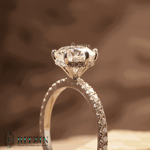 Anillo de compromiso con halo oculto de diamante cultivado en laboratorio de corte redondo y detalles en oro rosa con engaste de puntas para mujer - Product Image 3