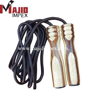 Cuerda de saltar con logotipo personalizado al por mayor de fitness ajustable con mango de madera de alta calidad - Product Image 1