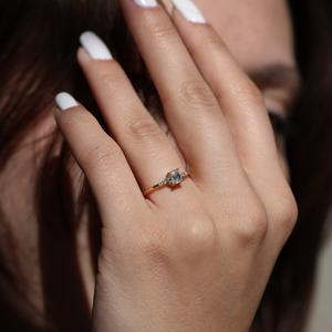 Anillo de compromiso de moissanita de corte esmeralda de 8x6mm con Marquesa y piedras laterales redondas | Joyería nupcial elegante - Product Image 2