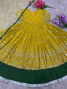Présentant une fausse georgette avec une séquence de broderie lourde avec une bordure en dentelle lourde Lehenga robe longue jupe Dupatta - Product Image 5