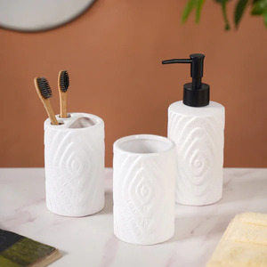 Artículos de decoración de baño blancos simples Juego de dispensador de jabón Juego de accesorios de baño de resina de India - Product Image 1