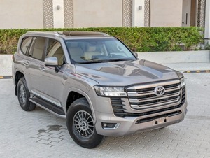 Toyota Hilux Usada para Land Cruiser, Caja de Cambios Manual y Automática, Diésel, Volante a la Izquierda, Interior Oscuro, Minivan en Venta - Product Image 5