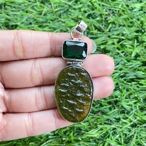 Pendentif en argent vintage fait main avec Moldavite, bijou en pierre précieuse plaqué or 925, cadeau de fiançailles pour occasions spéciales - Product Image 3