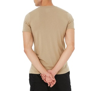 T-shirt décontracté pour homme, conçu pour une liberté de mouvement naturelle, avec un design équilibré et un style urbain élégant - Product Image 3