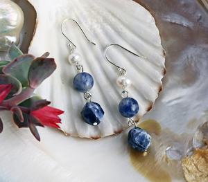 Pendientes de cuentas bohemias con flecos en cascada Andy de diseño turquesa, regalo de joyería único - Product Image 1