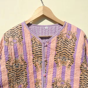 เสื้อแจ็คเก็ตฤดูหนาวลำลองสำหรับผู้หญิง สไตล์ใหม่ แบบสองด้าน พิมพ์ลายเสือ ทำด้วยผ้าฝ้ายบล็อกพิมพ์ลาย แต่งขอบแบบวินเทจ ตัดเย็บแบบควิลท์ เสื้อโค้ทสั้น - Product Image 1