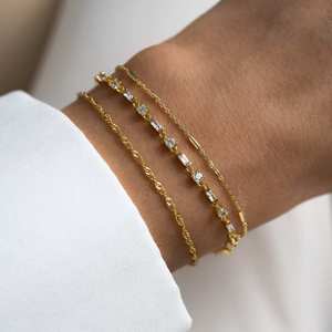 Bracelet classique en baguette et diamants ronds en or, or rose, or blanc, argent, diamants de laboratoire certifiés IGI, D E F Radiance - Product Image 1