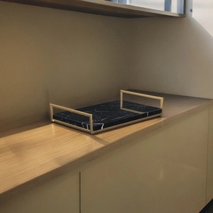 Bandeja plana de mármol blanco con asas doradas, uso multiusos para servir, organizar, decoración de tocador, exhibición de mesa de cocina y comedor - Product Image 4