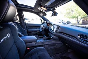 Durango SRT Hellcat 2021 con Motor V8 Supercargado de 710 hp, Pintura Violeta, Paquete Negro - Product Image 3