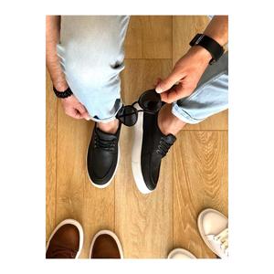 Chaussures de marche décontractées T12 avec tige noire et semelle blanche - Product Image 1