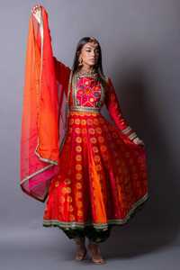 Robe Kuchi traditionnelle 2025 faite à la main pour femmes robe de festival afghan brodée dentelle reflétant la culture pachtoune longueur au sol - Product Image 2