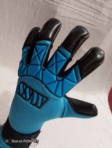 Guantes de portero personalizados impermeables de cuero de alta calidad antideslizantes para niños adultos uso deportivo de fútbol al aire libre - Product Image 4