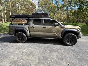 Tacoma Trailhunter 2025, Doble Cabina, 4x4, Híbrido Turbo de 4 Cilindros, Diferencial Trasero Bloqueable, Modificaciones para Todoterreno - Product Image 2