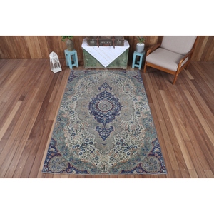 Alfombra Turca de 4.7x7.4 pies, Alfombra Vintage de Lana Azul con Diseño Geométrico y Elementos Florales, Base de Látex - Product Image 1