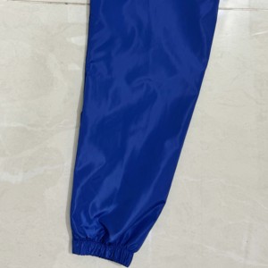 Ensemble de vêtements de sport de jogging en polyester pour hommes short coupe-vent décontracté à logo personnalisé vente en gros de survêtements pour garçons hiver imprimé - Product Image 2