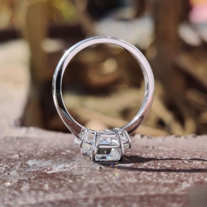 Impresionante anillo de moissanita y diamante de corte esmeralda en oro de 10 quilates para fiesta de compromiso de boda y aniversario de mujer - Product Image 5