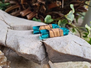 Eco-Luxe Madera sostenible y resina Artesanía Pendientes de moda Elegante tendencia atemporal para personas conscientes de la moda - Product Image 2