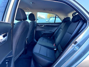 Nettoyer et utilisé 2023 Kia Rio5 S Wagon FWD avec roues en acier Sièges en cuir Système de navigation Sièges chauffants Toit ouvrant à démarrage à distance - Product Image 5