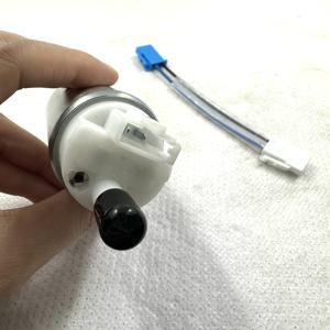 ปั๊มน้ำมันเชื้อเพลิงนอกเรือ 2 สูบ 70-140 แรงม้า สำหรับเครื่องยนต์ 2 จังหวะ รุ่น 15200-98J00 ของไต้หวัน สภาพใหม่ - Product Image 4