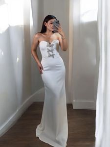 Robe de soirée longue de luxe sans bretelles en satin ornée de papillons - Product Image 2
