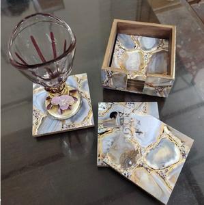 Posavasos de madera modernos grabados personalizados y bandejas de almacenamiento personalizadas de 4x4 pulgadas para bodas y triangulación de envíos - Product Image 1