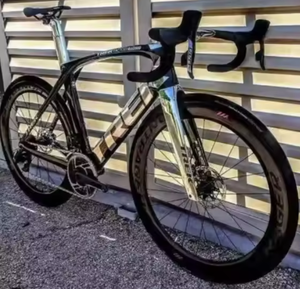 Vélo de route Trekks Madones SLR 9 Gen 6 pour adultes, exclusif, en vente de fin d'année, qualité industrielle - Product Image 4