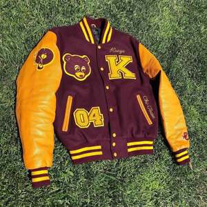 แจ็กเก็ตเบสบอลทีมโรงเรียนสำหรับผู้ชายเสื้อโค้ทหนังเย็บปะติดเสื้อโค้ทตัวอักษร - Product Image 1