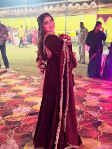 Elegante y Sofisticado Salwar Kameez de Tres Piezas en Tela Georgette Viscosa Pura con Bordado Jari y Pedrería para Bodas y Fiestas - Product Image 2