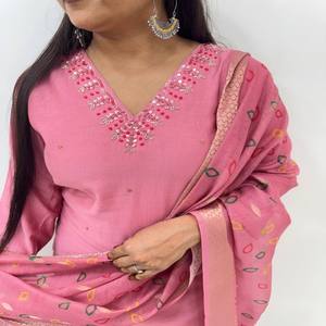 Ensemble de pantalons Premium Gadwal Soft Kurti avec col artisanal et jacquard Zari Dupatta Ethnic Collection 3 pièces - Product Image 3