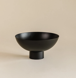 Bol de service ovale en métal de luxe avec finition minimaliste revêtue de poudre noire Conception à trois pieds sur trépied et finition rustique - Product Image 2